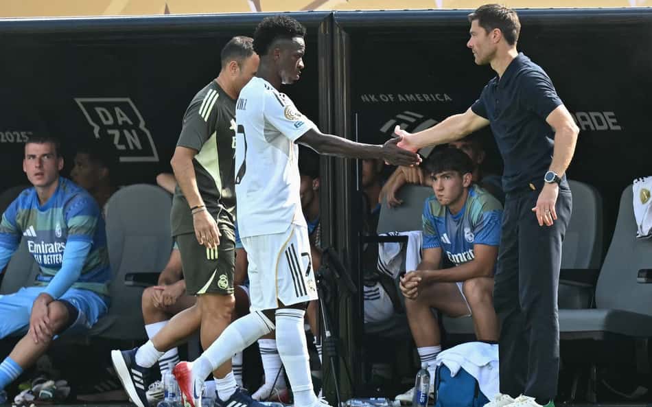 Xabi Alonso expõe detalhes com Vini Jr. no Real Madrid: 'Não era o momento'