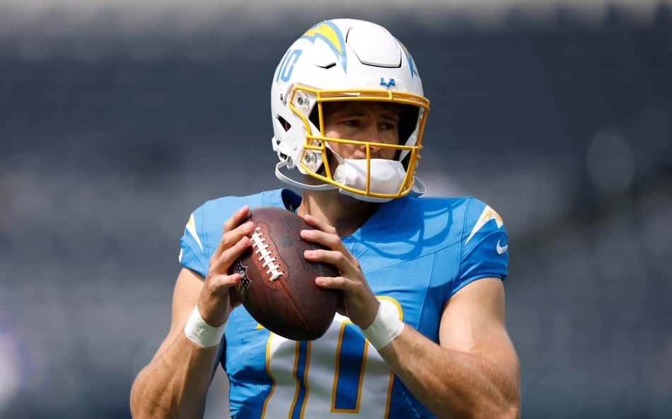 Justin Herbert aquece antes do jogo entre Los Angeles Chargers e Los Angeles Ram