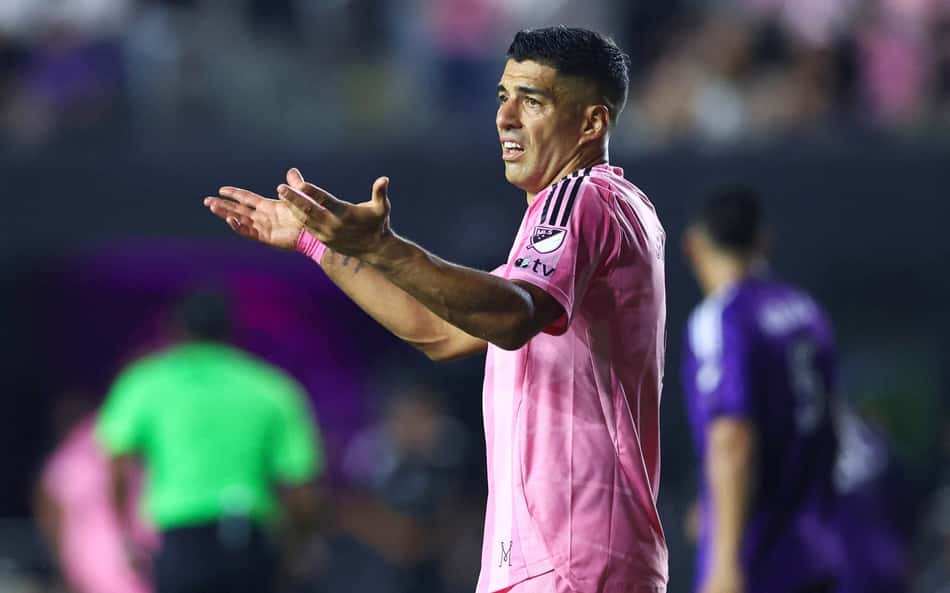 Suárez recebe suspensão de seis jogos após cuspir em adversário