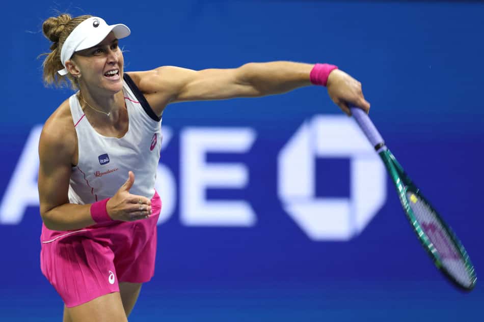 Bia Haddad saca na partida contra a americana Amanda Anisimova no US Open (Foto: Al BelloAFP )