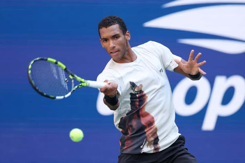 O canadense Felix Auger-Aliassime na vitória sobre o australiano Alex de Minaur no US Open (Foto: Ishika Samant/AFP )