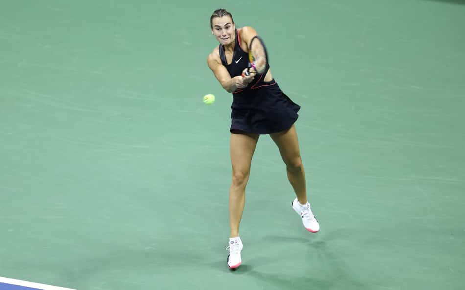 A bielorrussa Aryna Sabalenka na vitória sobre a americana Jessica Pegula no US Open (Foto: CHARLY TRIBALLEAU / AFP)
