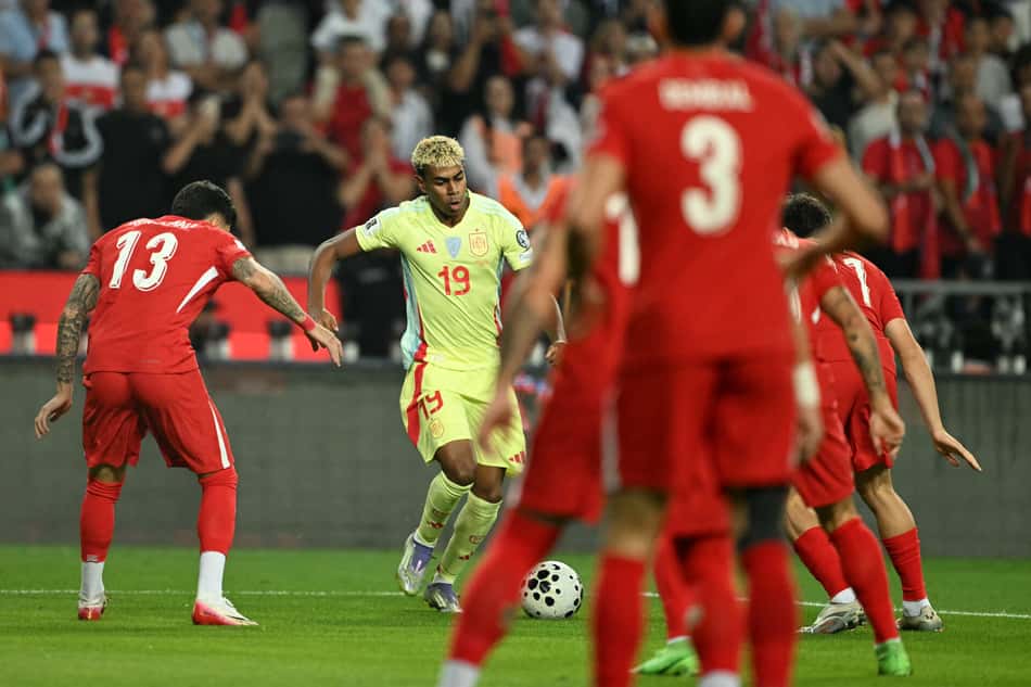 Yamal corre com a bola em Turquia x Espanha (Foto: Ozan KOSE / AFP)