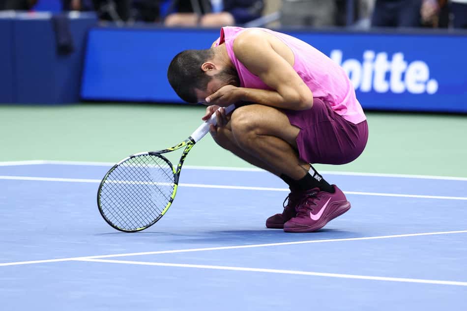 A emoção de Carlos Alcaraz com o segundo título do US Open (Foto: CHARLY TRIBALLEAU / AFP)