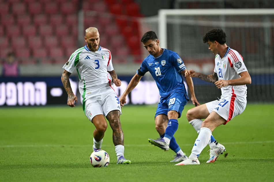 Dan Biton (C), Federico Dimarco (L) e Alessandro Bastoni em Itália x Israel pelas eliminatórias europeias (Foto: Attila KISBENEDEK / AFP)
