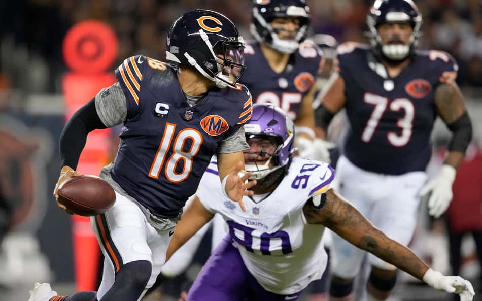 Caleb Williams (18, do Chicago Bears) tenta o passe |na partida contra o Minnesota Vikings em Illinois (Foto: Patrick McDermott/Getty Images/AFP (Photo by Patrick McDermott / GETTY IMAGES NORTH AMERICA / Getty Images via AFP)