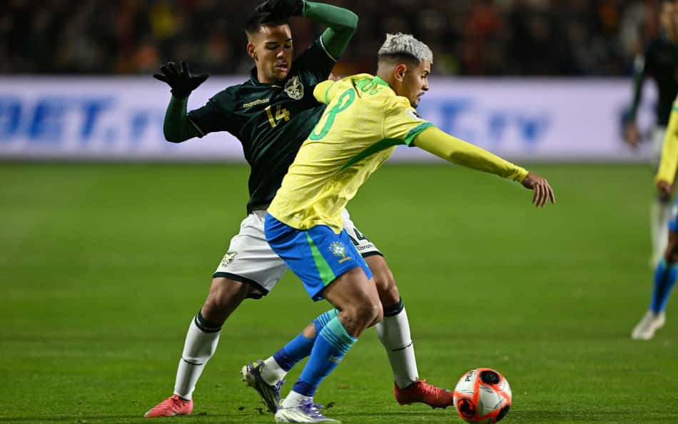 Bruno Guimarães contesta pênalti que decidiu derrota do Brasil para a Bolívia
