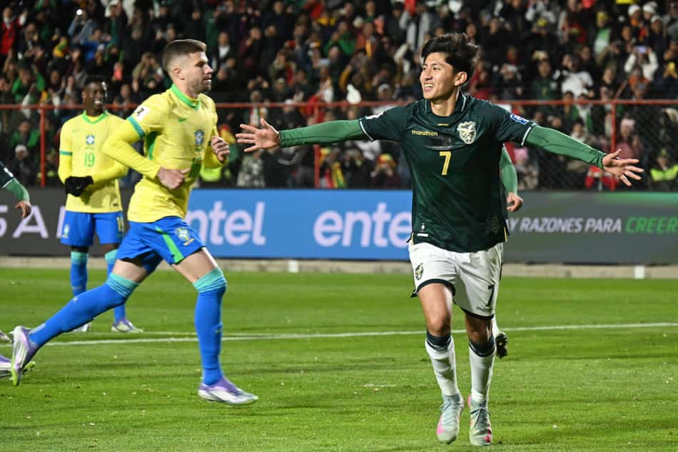 Miguelito comemora gol na derrota do Brasil para a Bolívia (Foto: AIZAR RALDES / AFP)