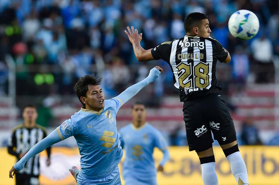 Cuello em Bolívar x Atlético-MG (Foto: Jorge Bernal / AFP)