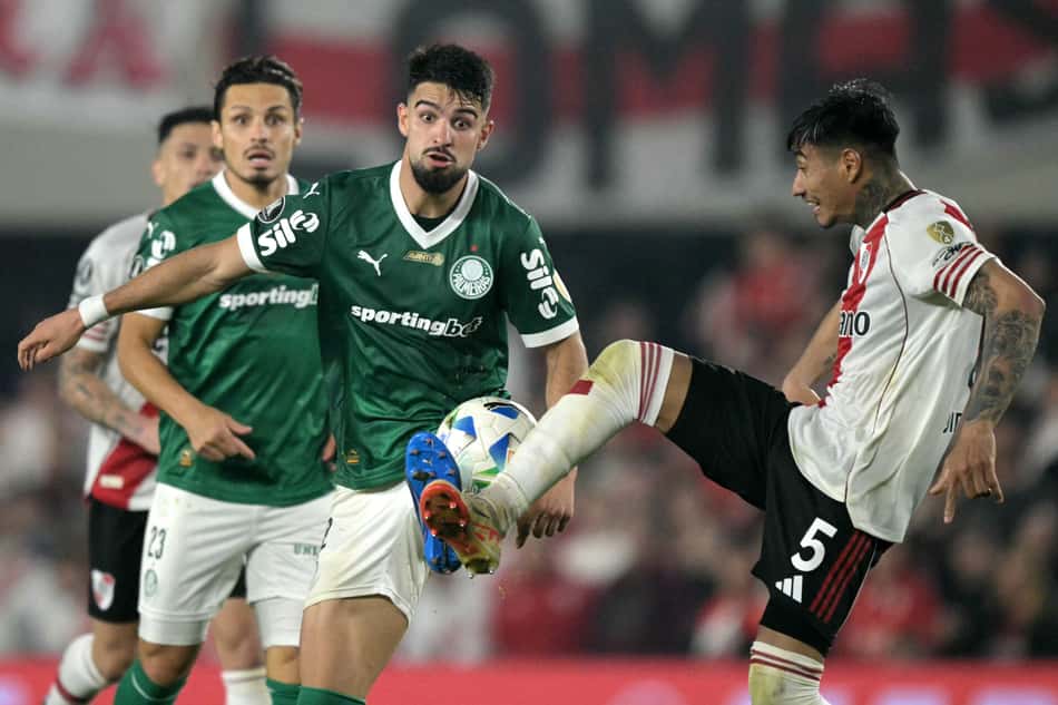 Flaco Lopez c Juan Portillo em Palmeiras x River Plate, no Monumental de Núñez, pela Libertadores (Foto: Juan Mabromata / AFP)