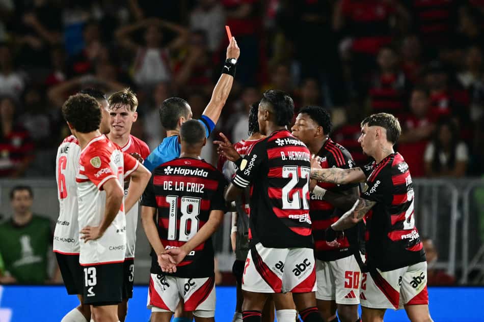 Plata recebe cartão vermelho em Flamengo x Estudiantes pela Libertadores (Foto: Pablo PORCIUNCULA / AFP)