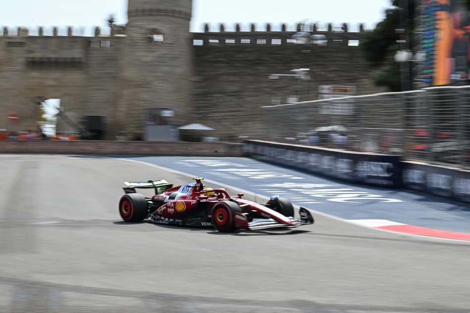 Lewis Hamilton e sua Ferrari no GP do Azerbaijão de F1 (Foto: Ozan Kose / AFP)