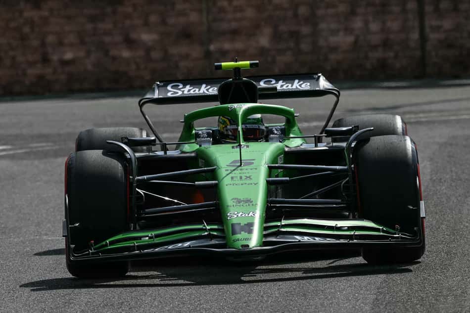 Gabriel Bortoleto e sua Sauber no GP do Azerbaijão de F1 (Foto: Ozan Kose / AFP)