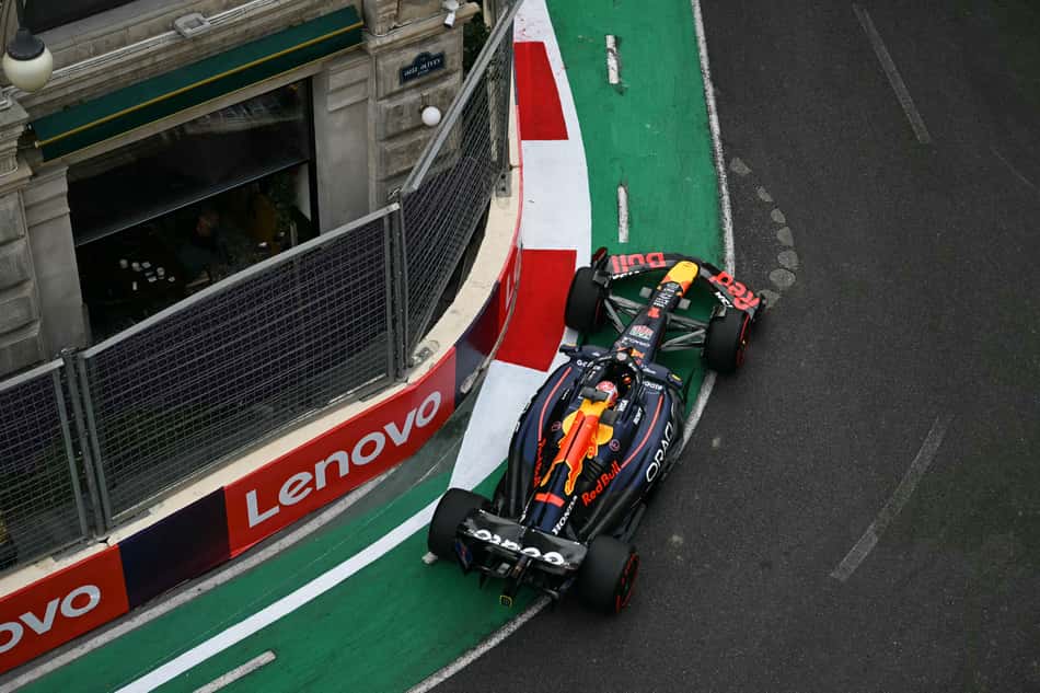 Max Verstappen em sua Red Bull no GP do Azerbaijão de F1 (Foto: Ozan Kose / AFP)