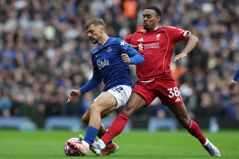 Gravenberch disputa bola em Liverpool s Everton (Foto: Darren Staples / AFP)
