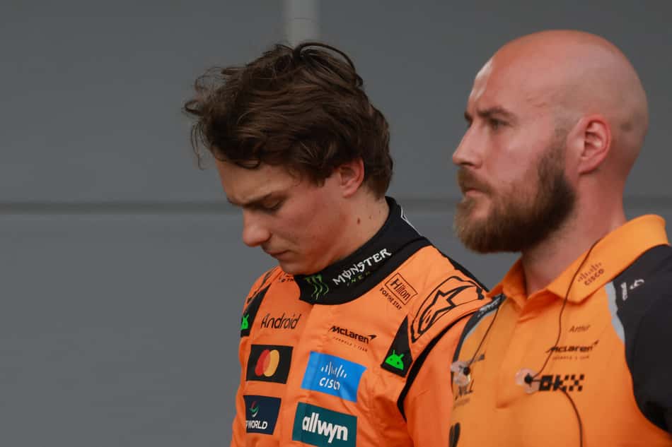 Oscar Piastri, líder do campeonato, bate no GP do Azerbaijão de F1 (Foto: Anton Vaganov / POOL / AFP)