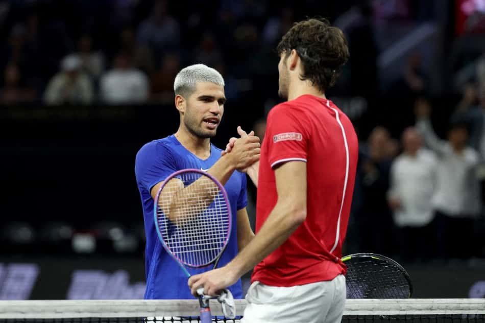Taylor Fritz é cumprimentado por Calos Alcaraz após a vitória na Laver Cup (Foto: Clive Brunskill/Getty Images for Laver Cup/AFP )