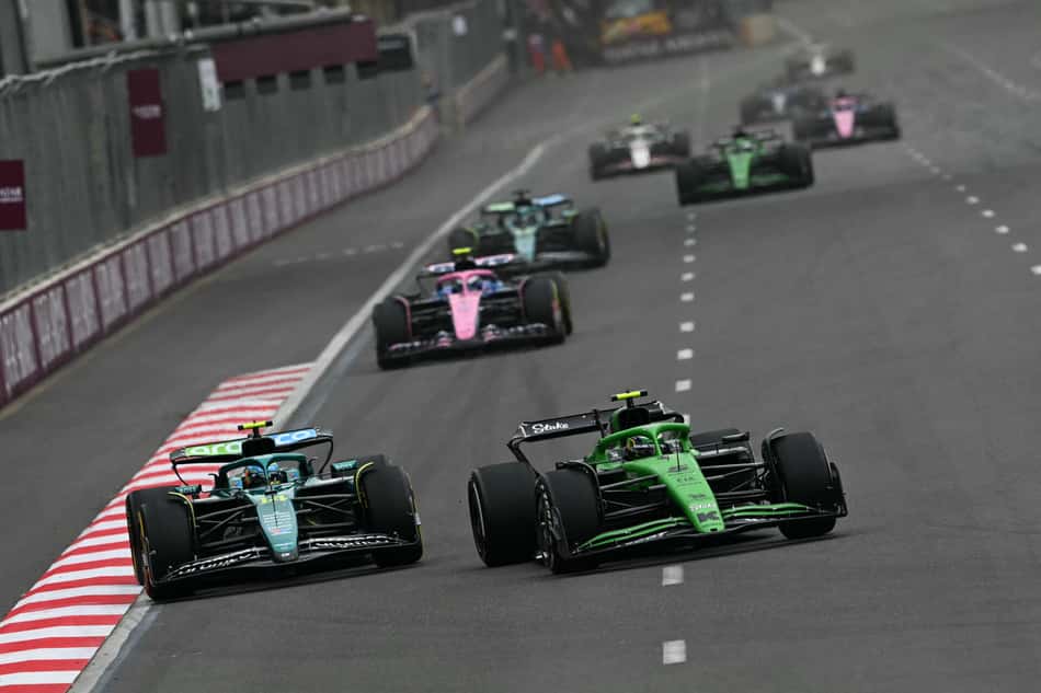 Fernando Alonso e Gabriel Bortoleto lado a lado (Foto: Ozan Kose / AFP)