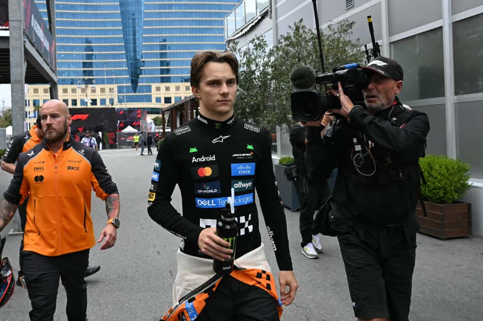 Oscar Piastri bate e abandona o GP do Azerbaijão de F1 (Foto: Ozan Kose / AFP)
