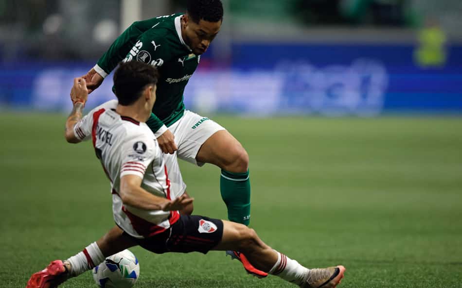 Vitor Roque disputa bola com Montiel em Palmeiras x River (Foto: Miguel Schincariol / AFP)