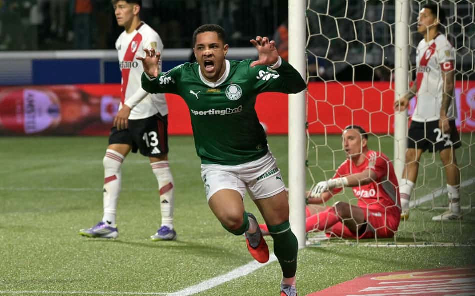 Vitor Roque comemora vaga na Libertadores, mas faz alerta: 'Muito campeonato pela frente'