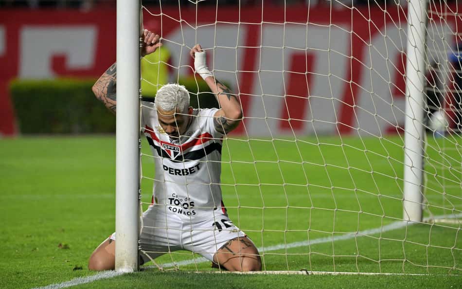 Do otimismo à frustração, torcida do São Paulo faz festa, mas vê time cair na Libertadores