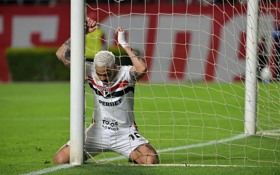 Torcedores reagem a lance de Luciano em São Paulo x LDU: 'Não é possível'