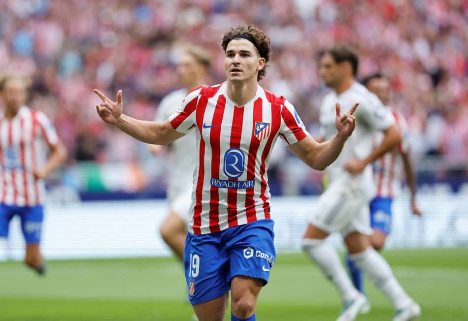 Julián Alvarez comemora gol na goleada do Atletico de Madrid sobre o Real Madrid pelo Campeonato Espanhol (foto: Oscar Del Pozo / AFP)