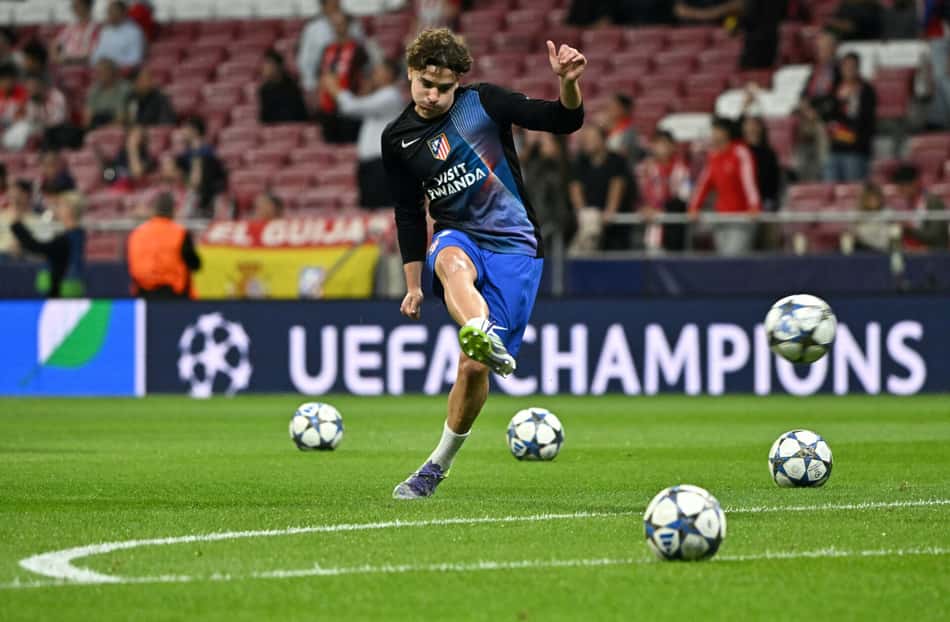 Julian Alvarez antes do jogo do Atlético de Madrid contra o Frankfurt (Foto: Javier Soriano / AFP)