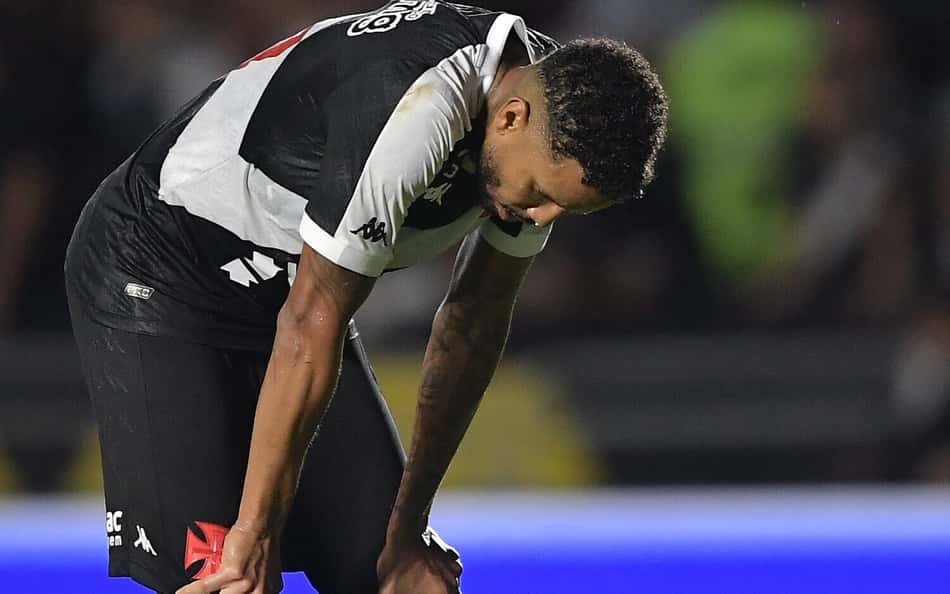 Torcedores se revoltam após lesão de Jair em Sport x Vasco: 'Vai ser punido?'