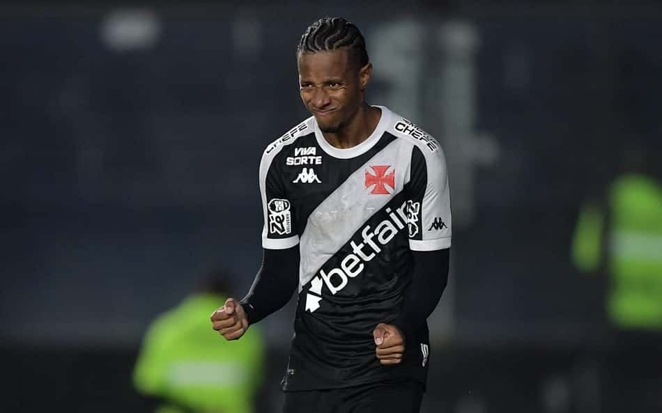 Tchê Tchê, do Vasco, vibrando com pênalti comvertido (Foto: Thiago Ribeiro/AGIF)