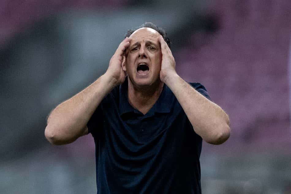 Rogério Ceni reclama muito na partida contra o Retrô, na Arena Pernambuco; treinador do Bahia tenta vencer do Flamengo pela primeira vez (Foto: Rafael Vieira/AGIF)