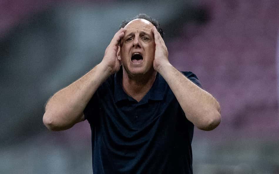 Rogério Ceni reclama muito na partida contra o Retrô, na Arena Pernambuco (Foto: Rafael Vieira/AGIF)