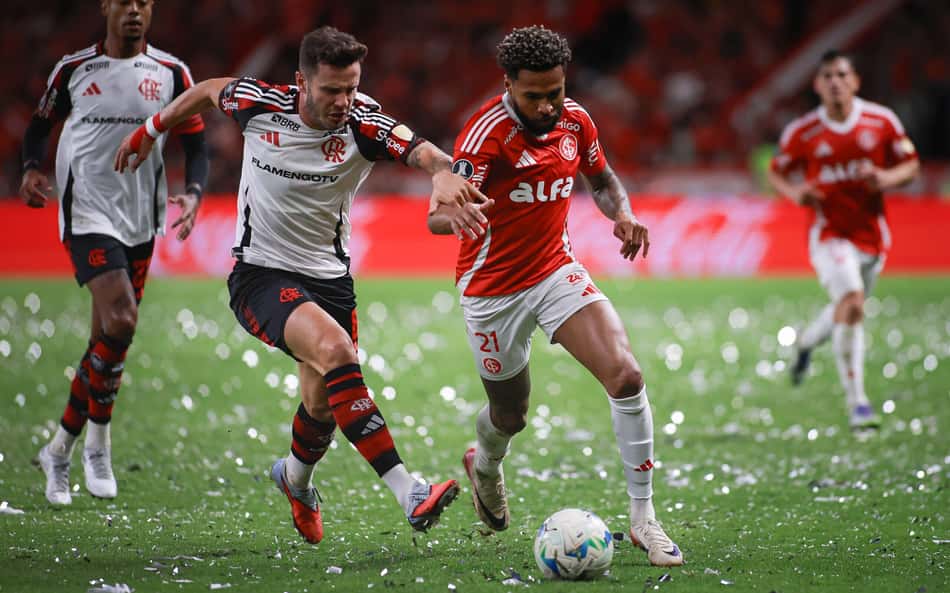 Saúl, Flamengo, e Wesley, Internacional (Foto: Maxi Franzoi/AGIF)