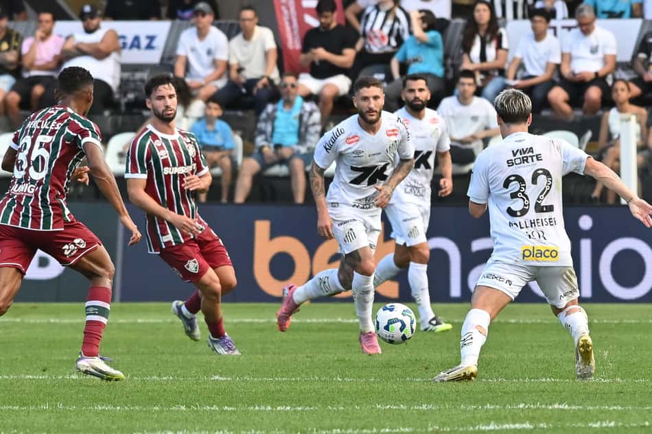 Zé Rafael foi um dos 19 reforços contratados pelo Santos nesta temporada. (Foto: Jota Erre/AGIF)