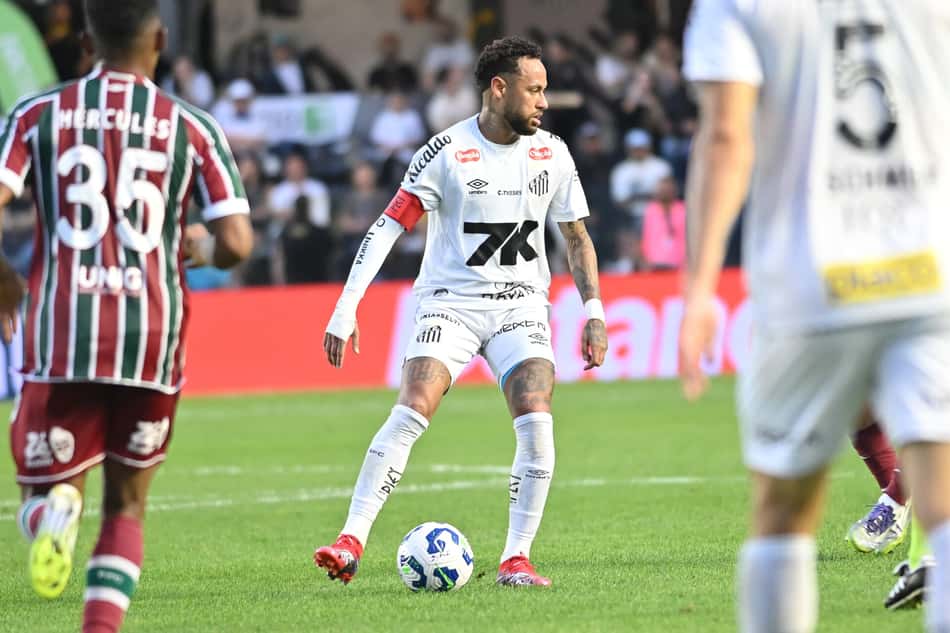 Neymar durante o empate sem gols do Santos diante do Fluminense. (Foto: Jota Erre/AGIF)