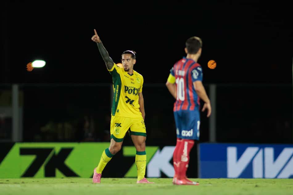 Chico da Costa comemora gol contra o Bahia (Foto: Vinicius Silva/AGIF)