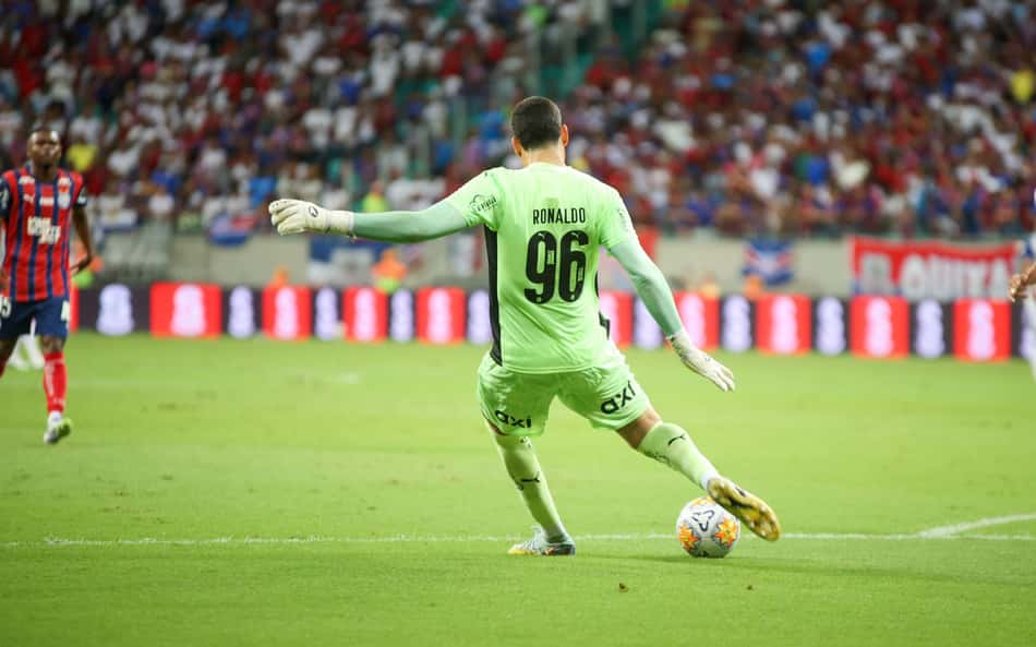 Goleiro do Bahia bate marca histórica após assistência contra o Palmeiras; assista