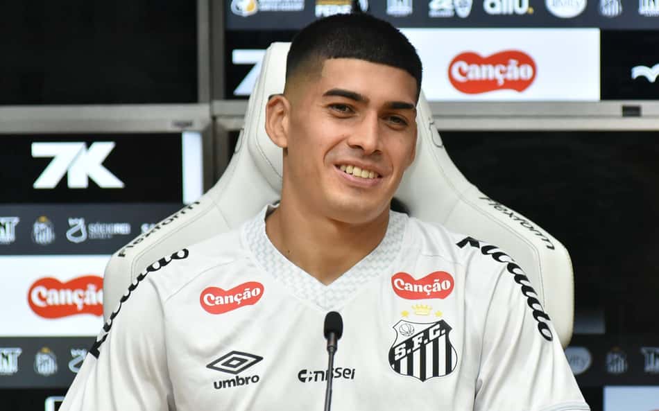 Adonis Frías é apresentado no Santos: 'O desafio mais importante da carreira'