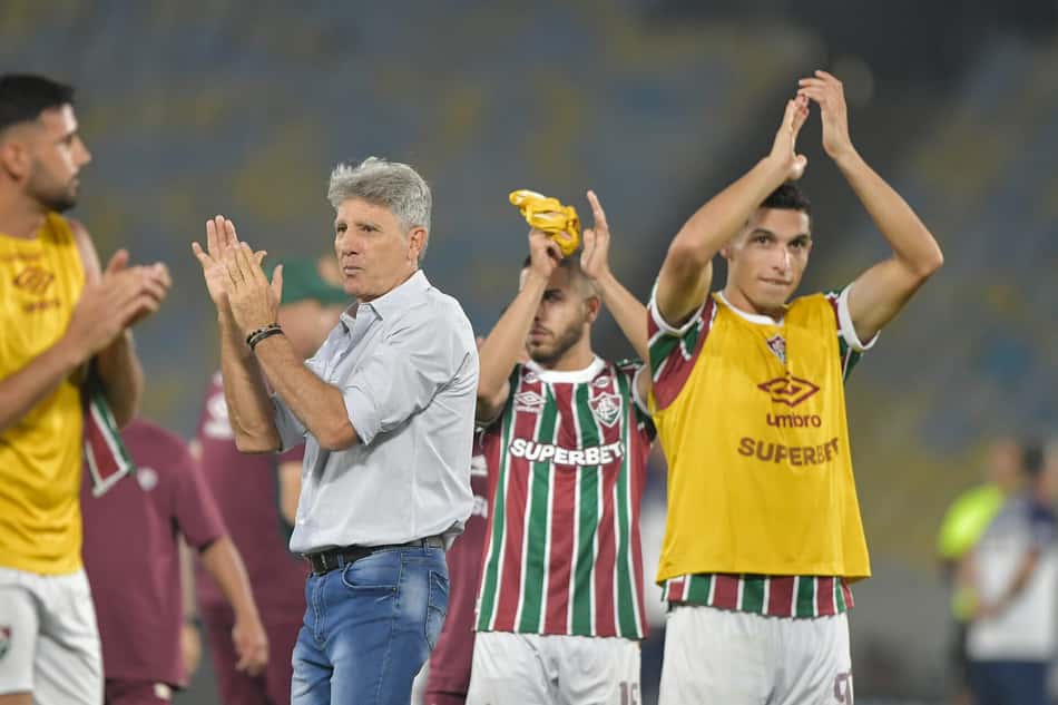 Renato Gaúcho aplaude torcida do Fluminense (Foto: Thiago Ribeiro/AGIF)