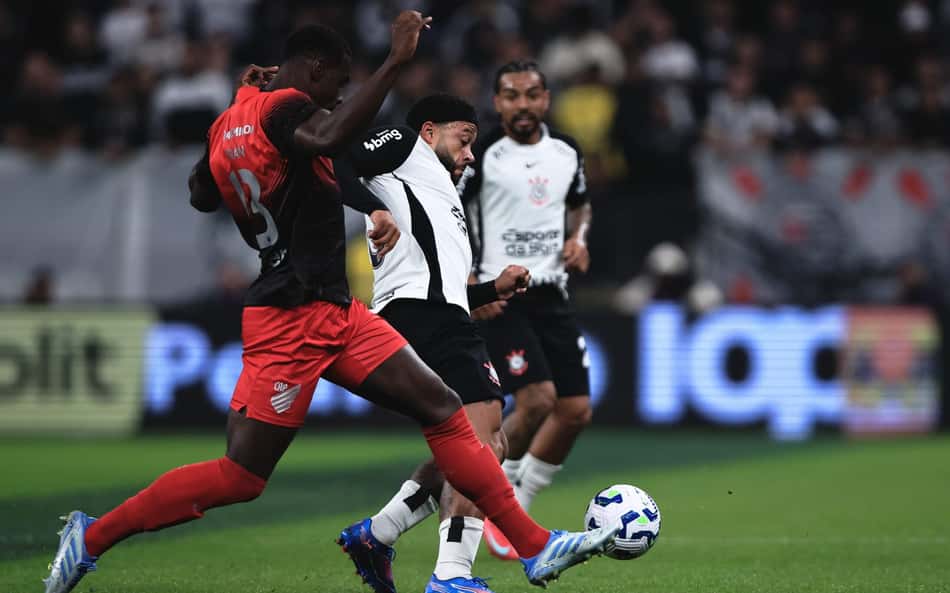 Memphis Depay jogador do Corinthians disputa lance com Carlos Teran jogador do Athletico-PR durante partida na Neo Química Arena pela Copa Do Brasil 2025. (Foto: Ettore Chiereguini/AGIF)