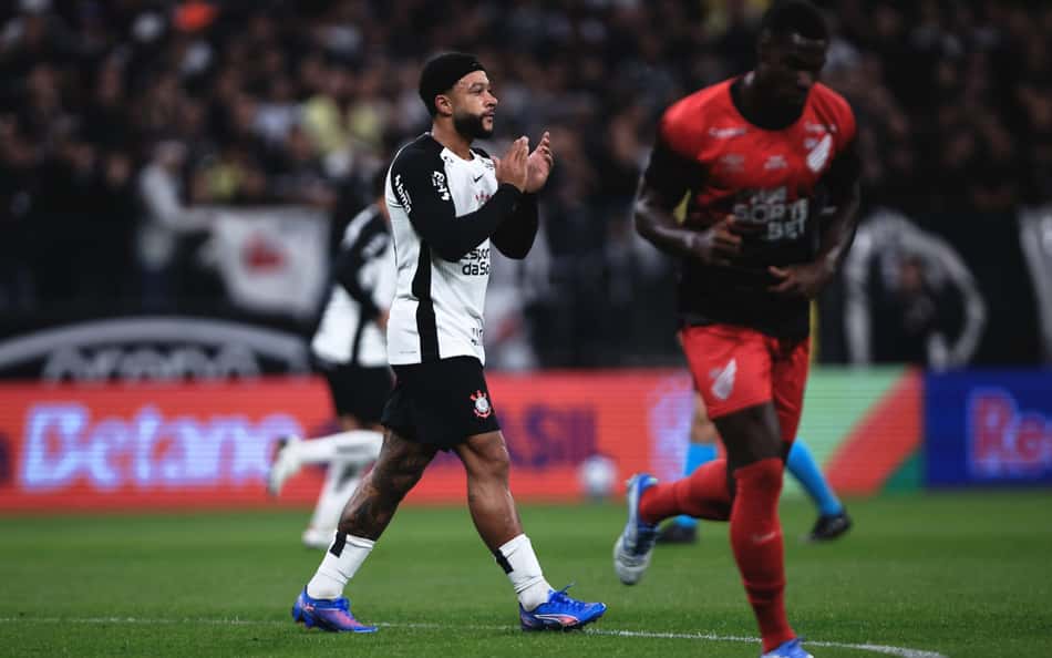Memphis Depay é substituído no primeiro tempo e preocupa Corinthians