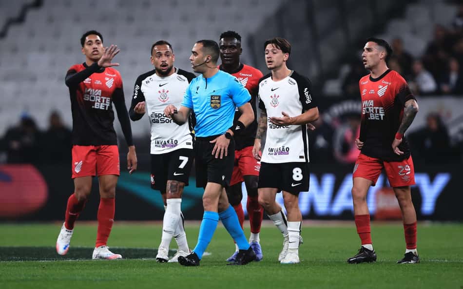 Atacante do Athletico ironiza árbitro após gol anulado contra o Corinthians