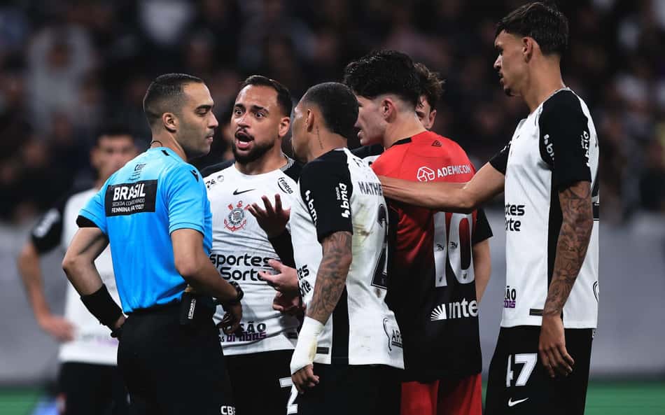 Árbitro fica na bronca com VAR de Corinthians x Athletico: 'Não trabalha com sentimento'