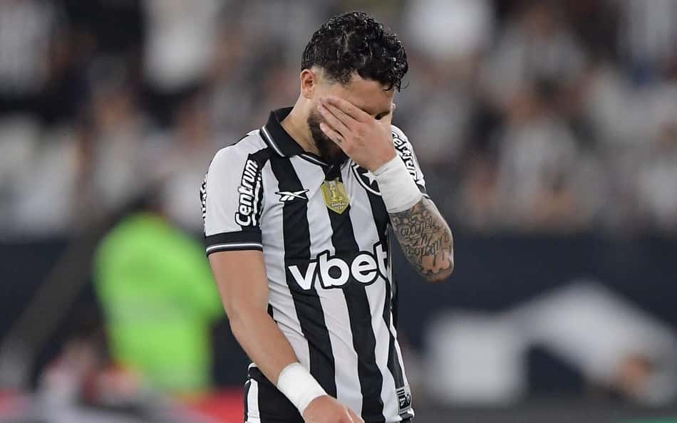 Alex Telles se pronuncia após eliminação do Botafogo
