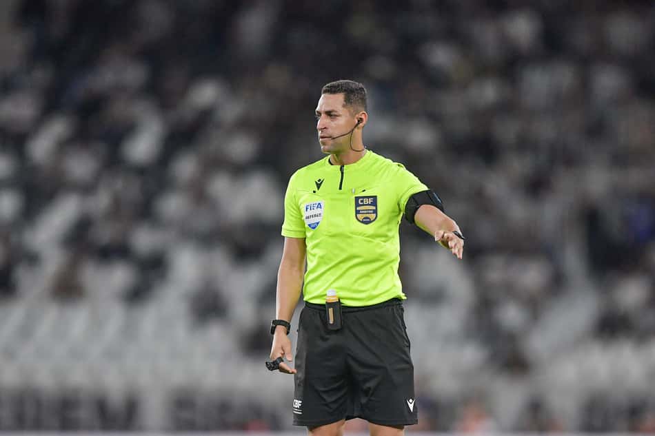 Rodrigo José Pereira de Lima foi o árbitro de Botafogo x Vasco (Foto: Jorge Rodrigues/AGIF)