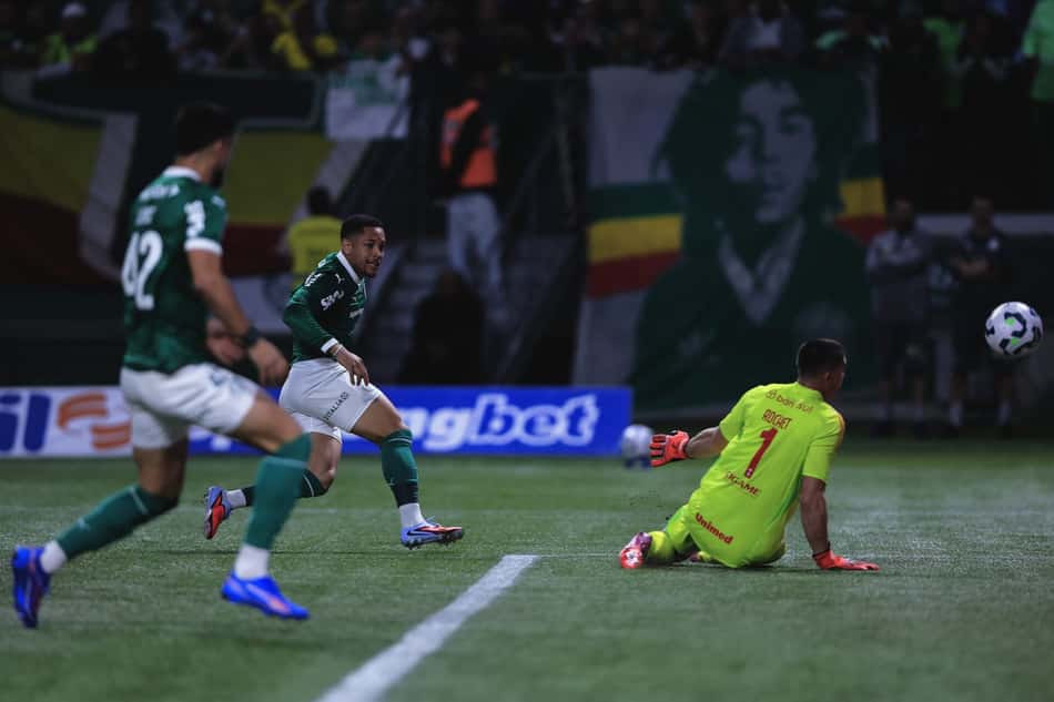Vitor Roque chuta para abrir o placar em Palmeiras x Internacional