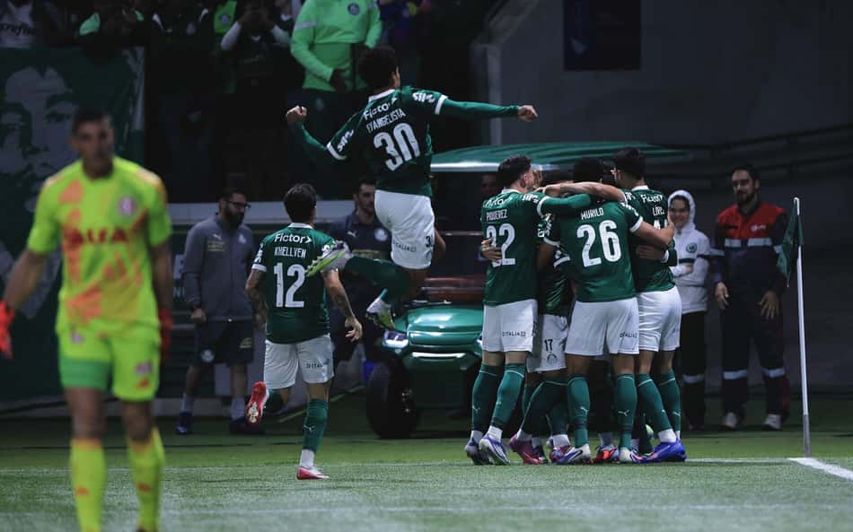 Comentarista rasga elogios ao ataque do Palmeiras: 'Superior'