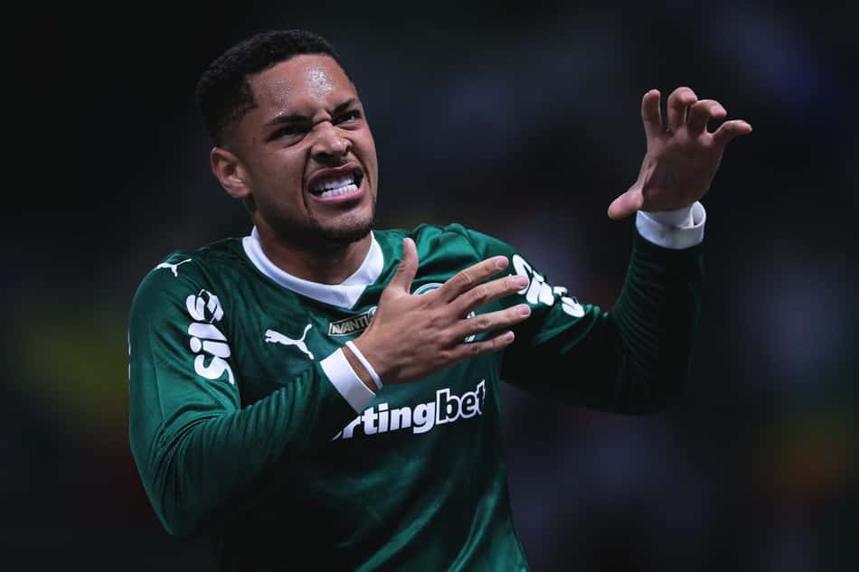 VItor Roque, atacante do Palmeiras, comemora gol