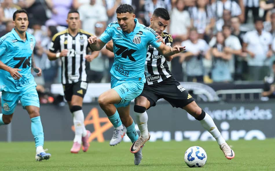 Victor Hugo chegou ao Santos por empréstimo junto ao Flamengo. (Foto: Gilson Lobo/AGIF)